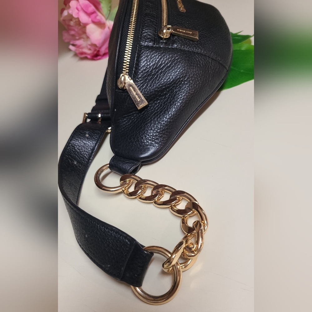 Michael KORS Pebbled Mott Black Leather Waistpack. Comes with Earrings🔥